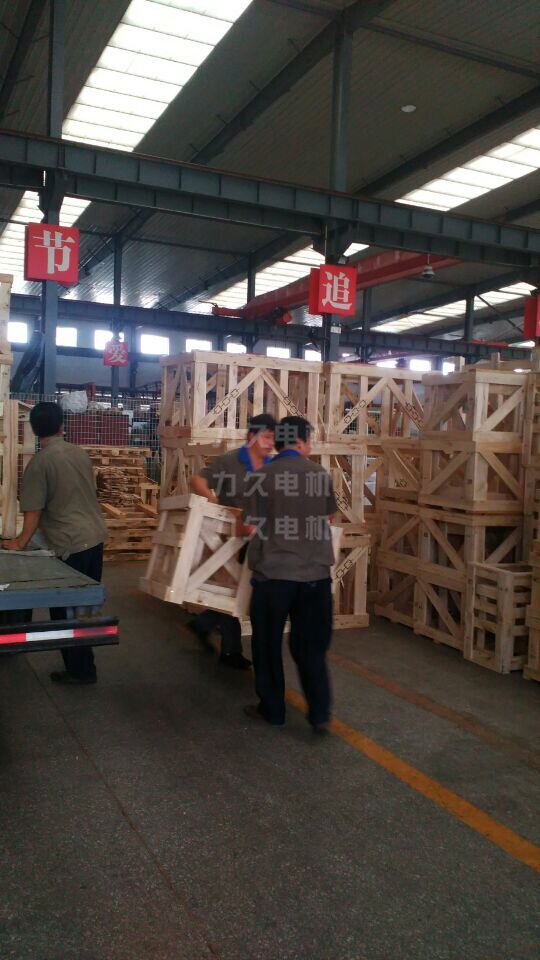 電機木箱裝卸現場 電機木箱裝卸現場