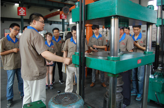 車間現場參觀學習高效電機生產流程 車間現場參觀學習高效電機生產流程