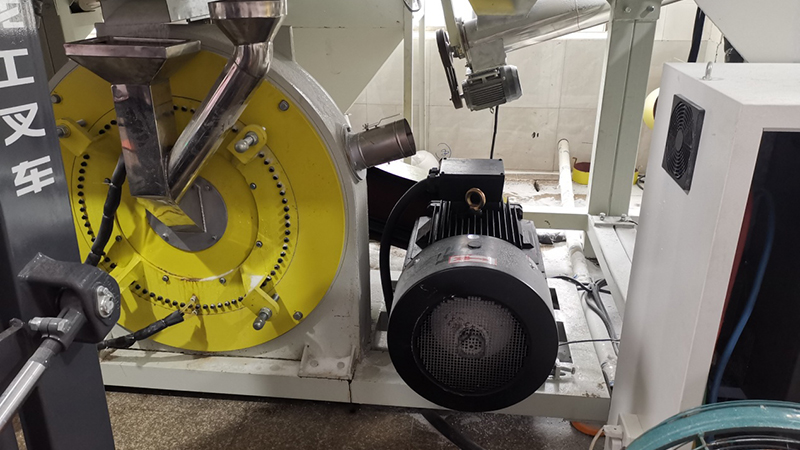 力久永磁電機在某廠塑料磨粉機上應用